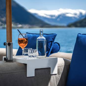 Aperol Spritz und Wasser serviert auf Relaxmöbeln am Achensee