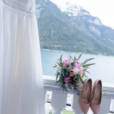 Hochzeitskleid, rosa Schuhe und  Hochzeitsstrauß