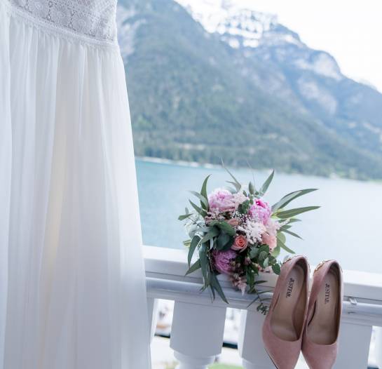 Hochzeitskleid, rosa Schuhe und  Hochzeitsstrauß